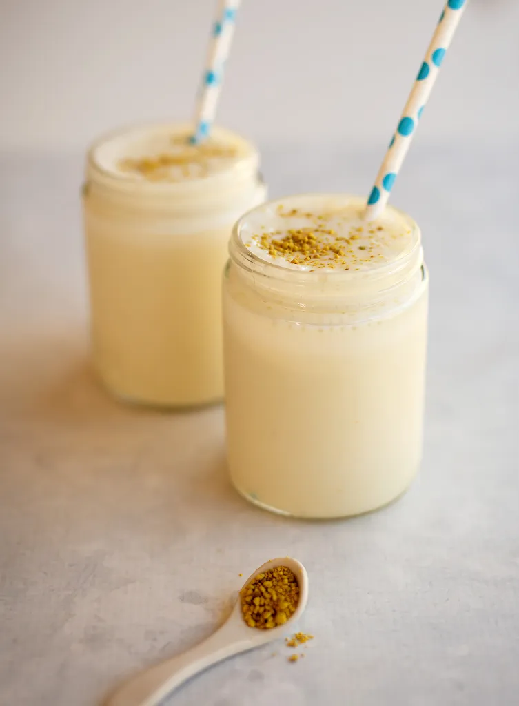 Banana yogurt bee pollen smoothie